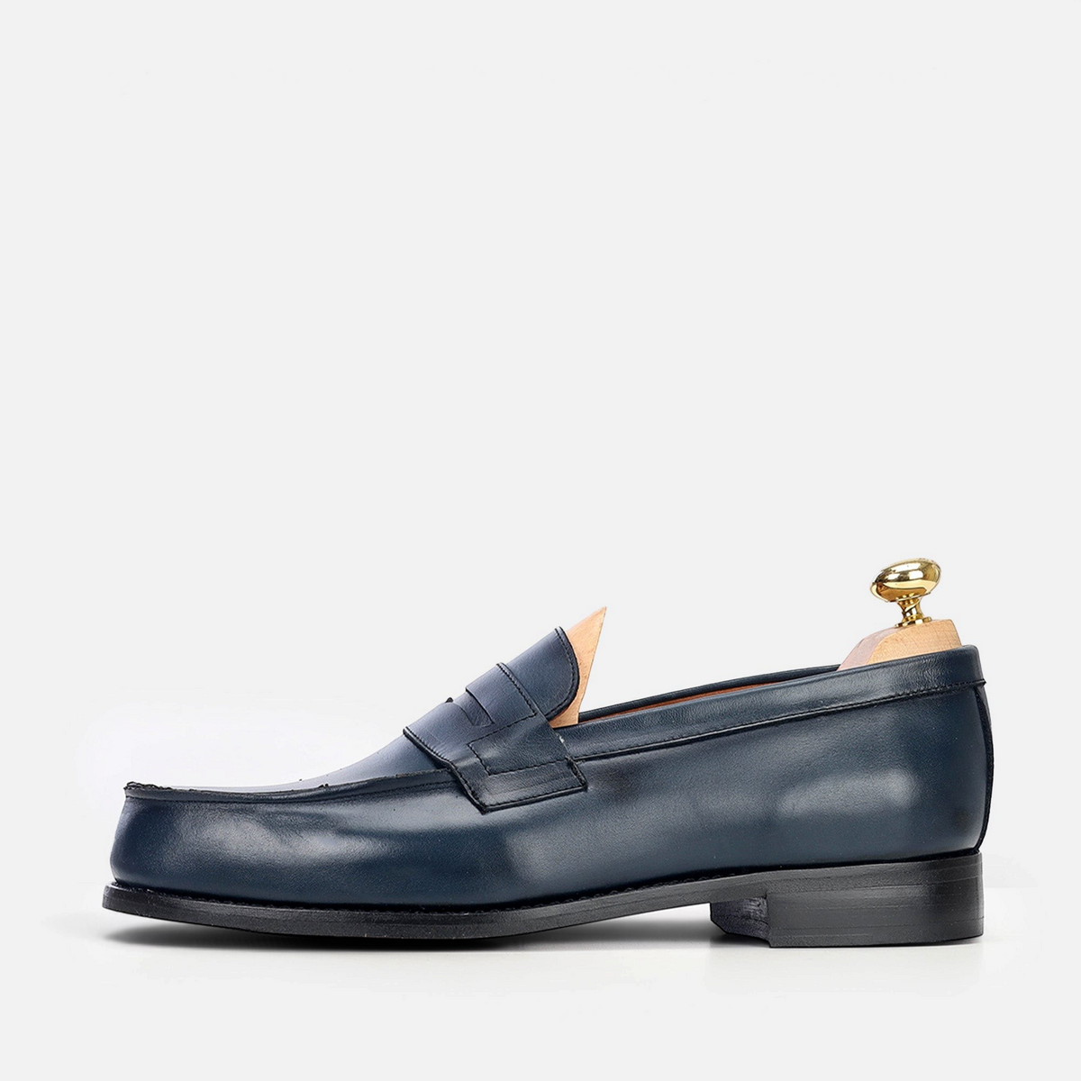 Mocassin VOLZAK 5350 en cuir bleu avec semelle en cuir et embauchoir, vue de profil.